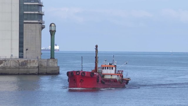 Barcaza entrando a puerto maritimo