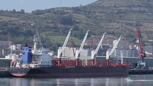 Buque en puerto de Bilbao y lancha pasando