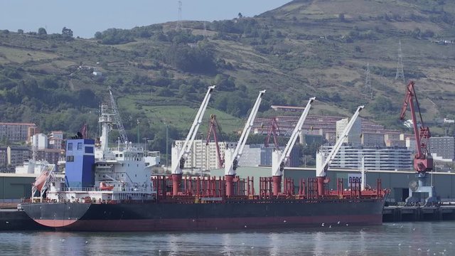 Buque en puerto de Bilbao