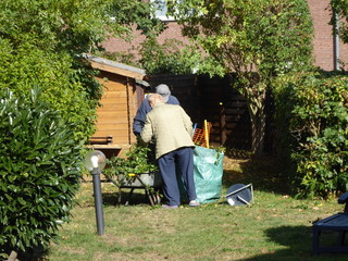 Senioren bei der Gartenarbeit