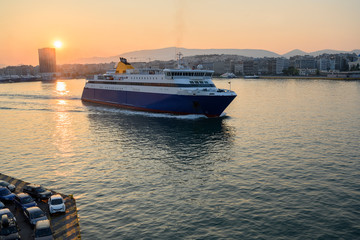 Schiff verlässt den Hafen von Piräus, Athen, Griechenland