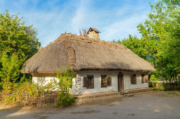 Obraz na płótnie Canvas Old Ukrainian house this is hut of the nineteenth century in Village Pirogovo