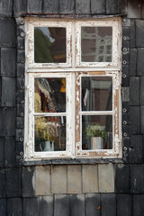 Geschlossenes Fenster mit Renovierungsbedarf