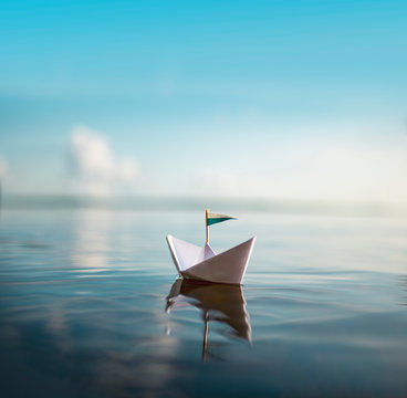 Papaierboot auf ruhiger See