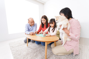 幸せな家族の集合写真