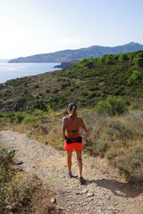 Fototapeta premium jeune coureuse de course à pied en trekking sur un sentier en bord de mer