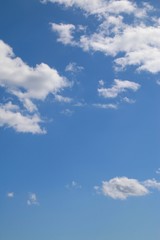 9月の青空と白い雲