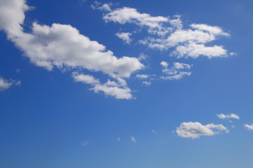 9月の青空と白い雲