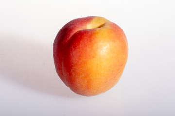 Nectarine seule sur fond blanc