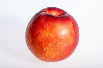 Nectarine seule sur fond blanc