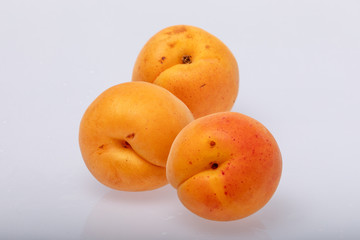 3 abricots sur fond blanc