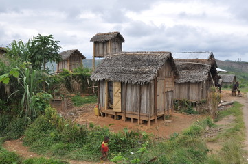 Madagascar, Maisons en bois,toit en chaume
