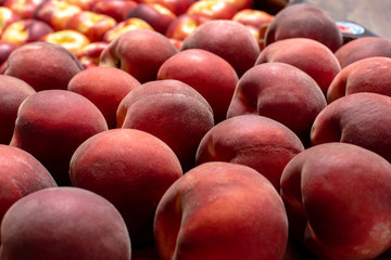 Pêches rangées vu de trois quart
