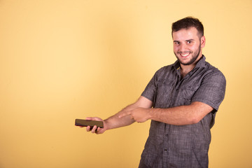 chico sexy joven gafas oficina trabajador fondo amarillo 