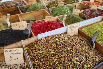 Spices on sale in a sicilian market - obrazy, fototapety, plakaty