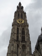Fototapeta na wymiar torre con reloj catedral amberes antwerpen flandes belgica