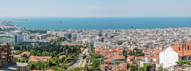 Obraz na płótnie Canvas Panoramic view of city of Thessaloniki and the blue Aegean sea from the Tower of Trigonion (Alysseos Tower). Thessaloniki aerial panorama.