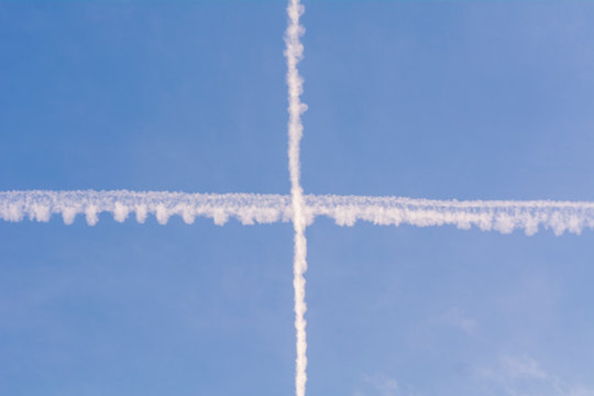 Kondensstreifen am blauen Himml Kreuz mittig
