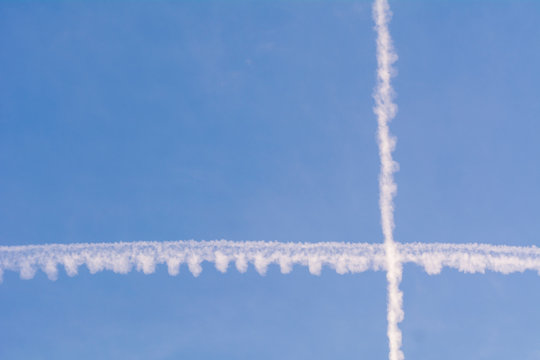 Kondensstreifen am blauen Himml Kreuz versetzt