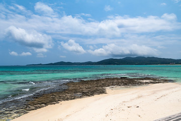 沖縄県久米島の海と畳石