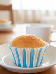 テーブルの上のマフィン