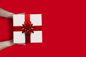 homme qui offre un cadeau vue de dessus