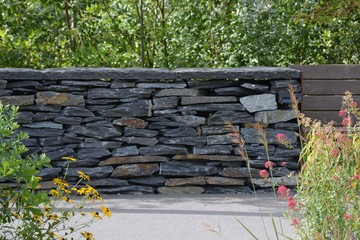 Natursteinmauer im Park - Trockenbau 