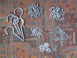 ferretería mini en casa de alcayatas, tuercas, puntas, clavos, tornillos y anillas que tenemos tod@s en casa para pequeñas obras y 