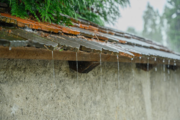 Regen auf Ziegel der Klostermauer, Luzern, Schweiz