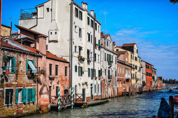 Fototapeta na wymiar Kanla mit Häuserfront in Venedig 432918
