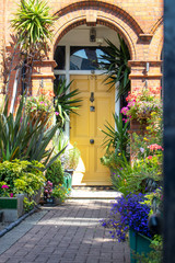 Fototapeta na wymiar Victorian style Dublin yellow door