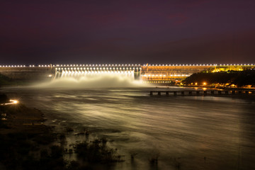 Fototapeta na wymiar Dam at night