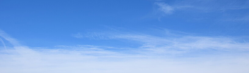 Weiße Wolken vor blauen Himmel - Schleierwolken - Schönwetterwolken - obrazy, fototapety, plakaty