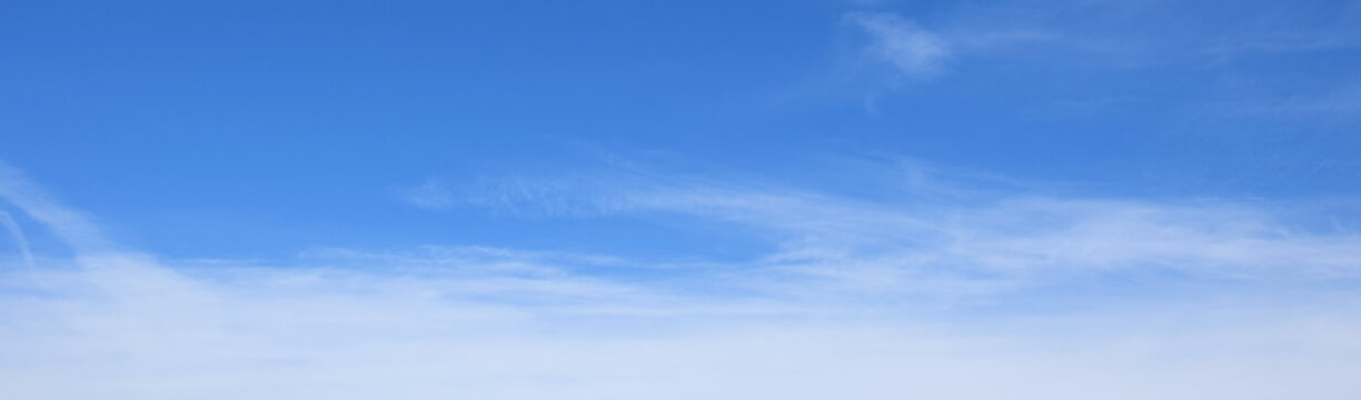 Wei&szlig;e Wolken vor blauen Himmel - Schleierwolken - Sch&ouml;nwetterwolken