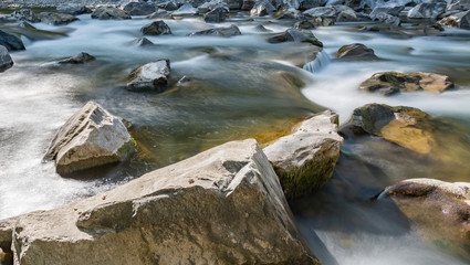 Fototapeta na wymiar Wasser im Bach mit Felsen