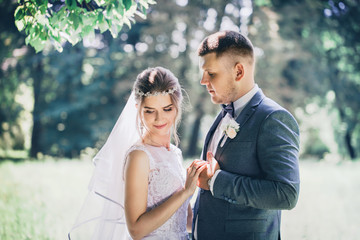 Obraz premium Beautiful tender couple under the tree
