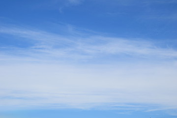 Naklejka na ściany i meble Weiße Wolken am blauen Himmel - Schleierwolken - Schönwetterwolken