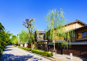 Fototapeta premium Obraz Japonii: Malownicze krajobrazy nad brzegiem Shirakawy przepływające przez Gion w centrum starego miasta Kioto-Gion Shirakawa przy ładnej jesiennej pogodzie (zaczerpnięte z drogi publicznej)