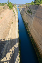 Schattenwurf von Personen am Kanal von Korinth, Griechenland