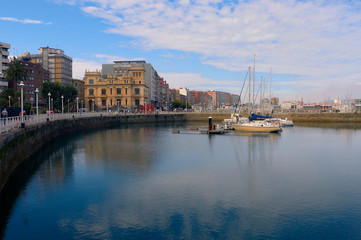 Fototapeta na wymiar Puerto de Gijón