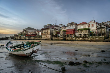 Fototapeta na wymiar Low tide in Combarro, a beautiful fishing village
