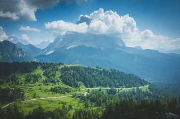 verde vallata in dolomiti 