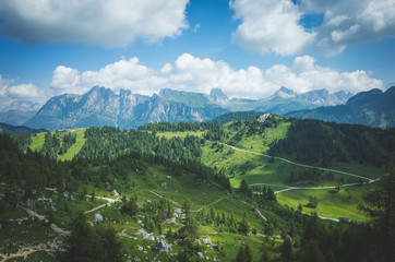 Naklejka premium verde vallata in dolomiti 