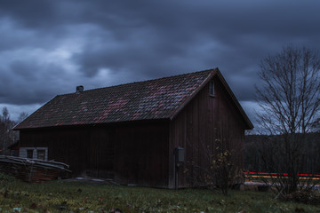 Obraz premium Long exposure of a barn by a road