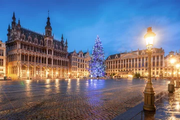 Fotobehang Grote Markt, Grand-Place square with christmas tree at Brussel, Belgium during twilight © nattapoomv