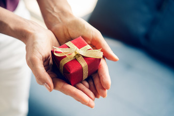 Giving a gift box in festivals, celebrating important dates such as birthdays, Christmas, New Year's Day, wedding celebration day Is giving happiness Love for each other Make life joy to live together
