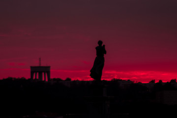 Fototapeta premium Silhouette of a woman and an arch
