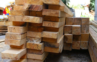 Wooden beams for prefabricated construction with low depth of field