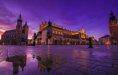 Fototapeta na wymiar Splendida alba nella piazza principale di Cracovia in Polonia