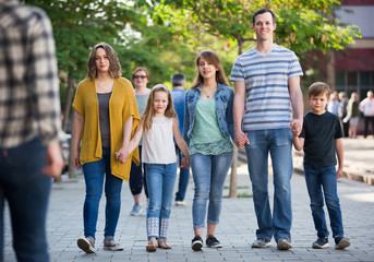 Obraz premium przyjazna rodzina na spacerze